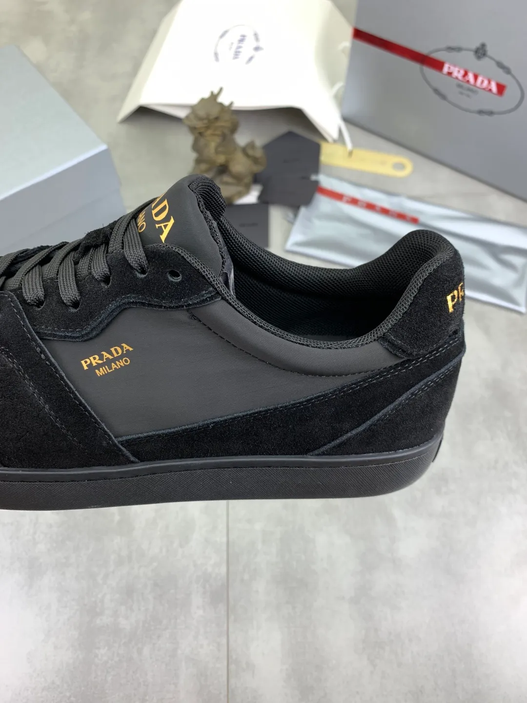 Men's shoes 💰P560💰[New model] The top version is available on the official website, 🆘 The trendy brand (Prada) mainly promotes the popular model, avant-garde and versatile fashionable men's shoes, private version mold opening, cowhide surface splicing 1:1.. Stylish and simple, original imported cowhide lining cowhide feet; the atmosphere and personality are more fashionable, eye-catching and pursuing class. It will subvert the old idea and be a must-have for fashionistas with you! Must keep it for yourself! Tall and comfortable, large and low, high-end quality workmanship. Official website’s new high-end outsole. Size: 38-45. Multiple colors available.